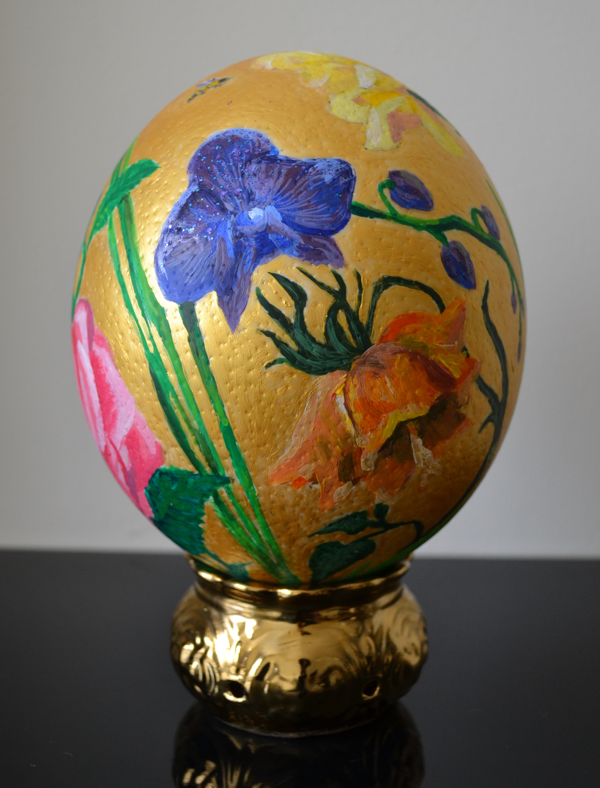 "Райската градина", яйце от щраус, акрилни бои, финиш лак, автор Диляна Колева