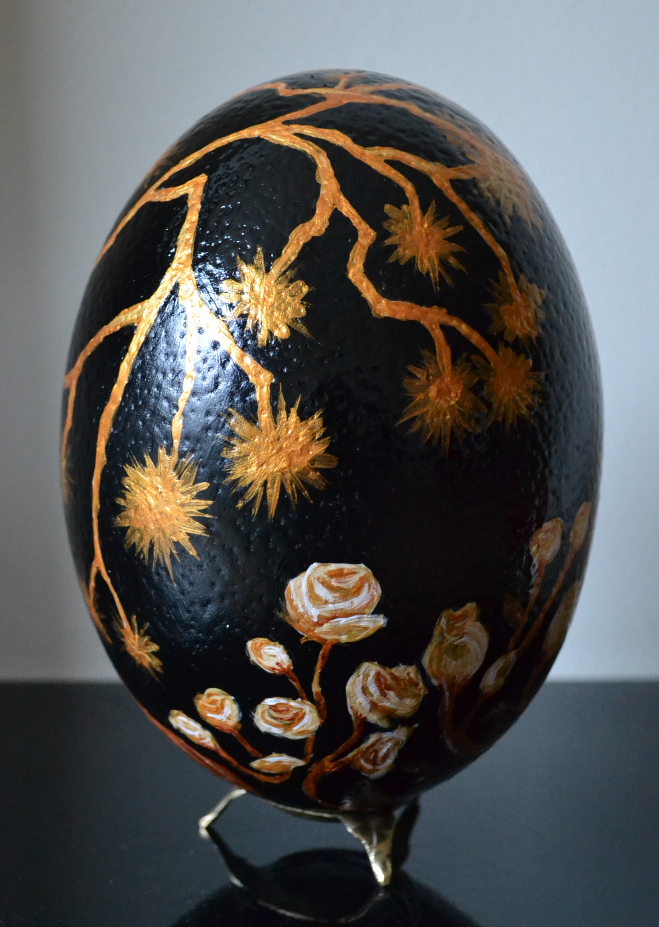 Яйце от щраус, акрилни бои, финиш лак, автор Диляна Колева