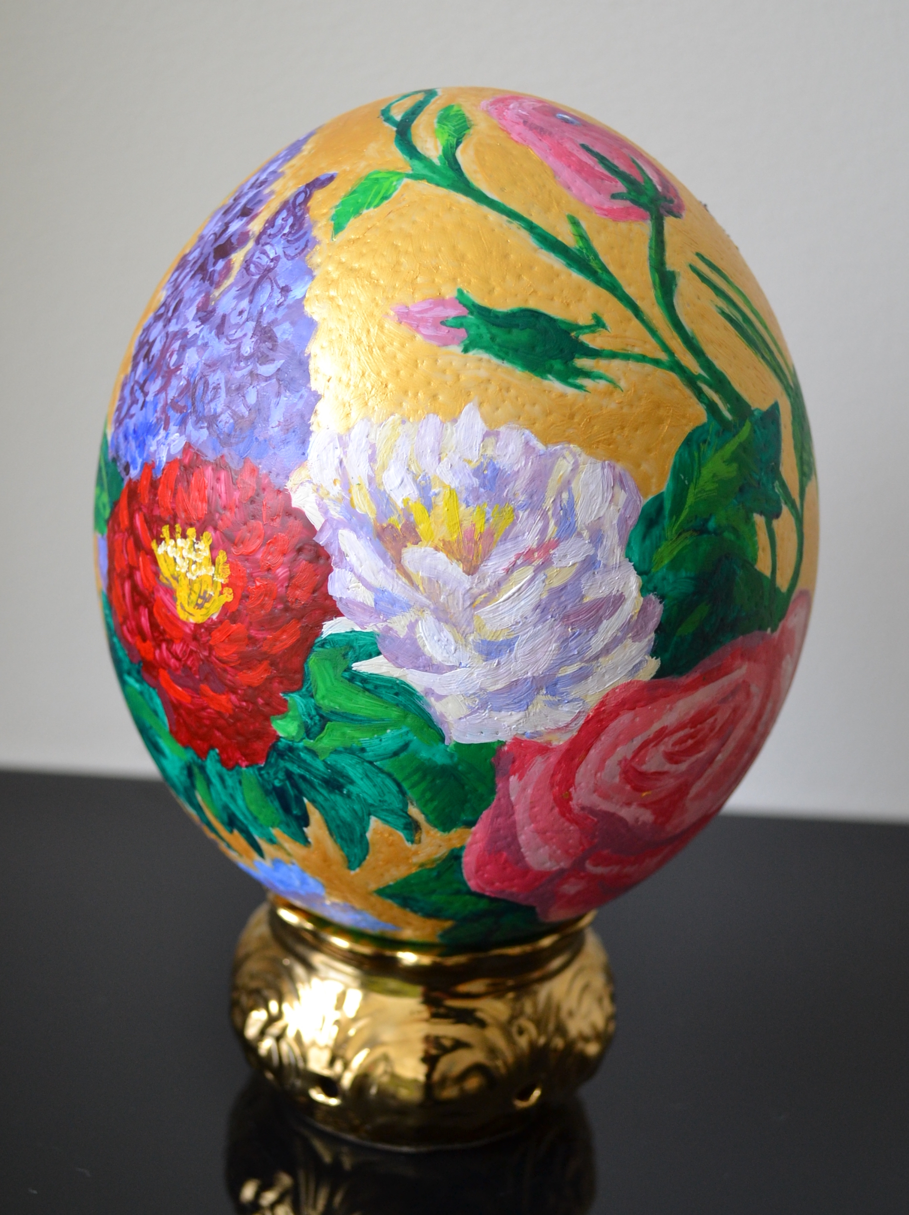 "Райската градина", яйце от щраус, акрилни бои, финиш лак, автор Диляна Колева