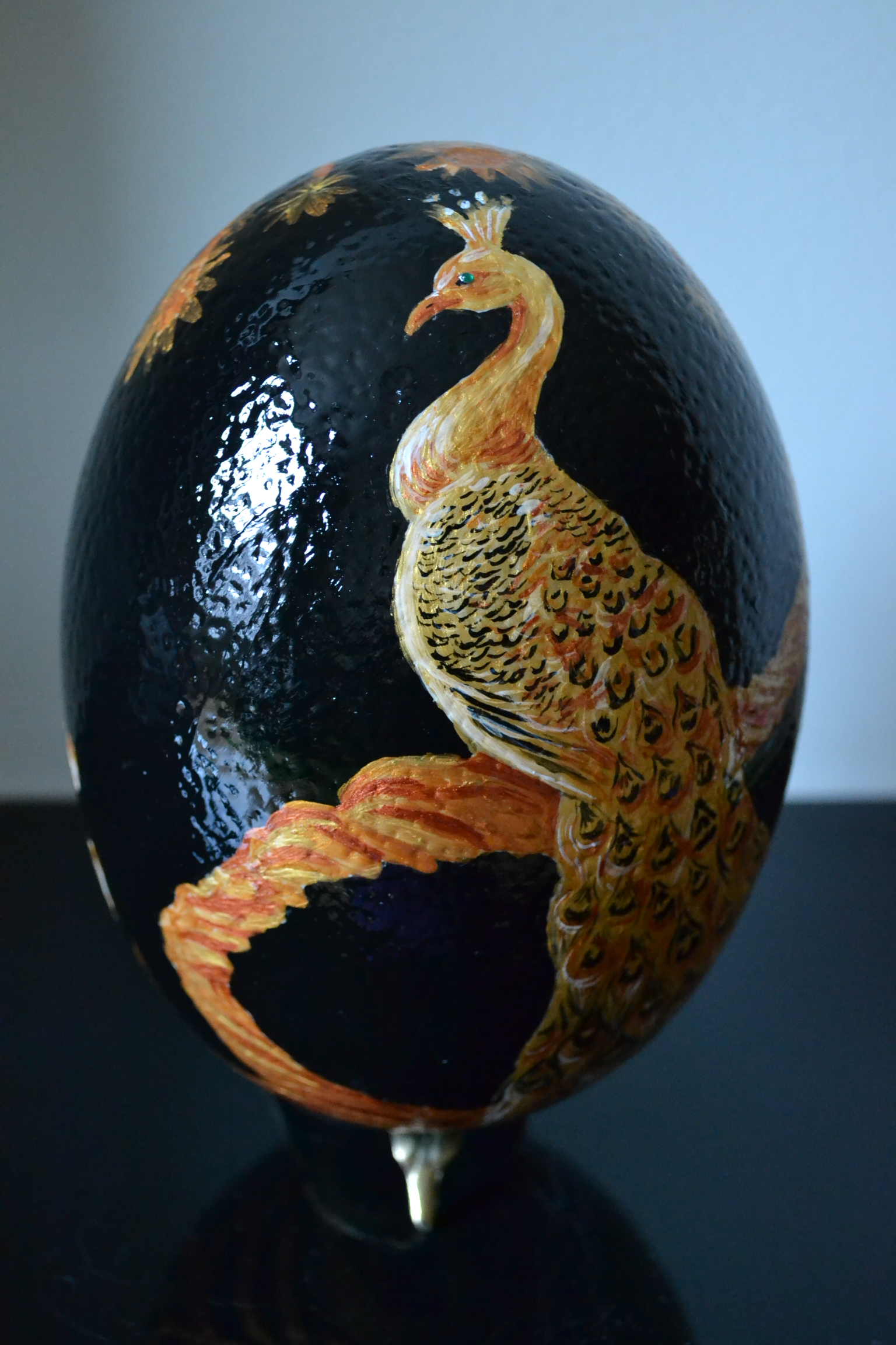 "Гордият паун", яйце от щраус, акрилни бои, финиш лак, автор Диляна Колева