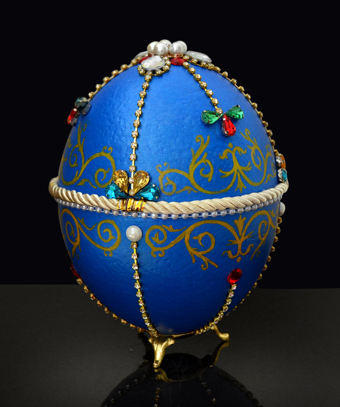 "Memory of Fabergé", черупка от щраусово яйце, кристали, перли, коприна, камъни с обков, акрилни бои, финиш лак, месингова стойка, художник Диляна Колева