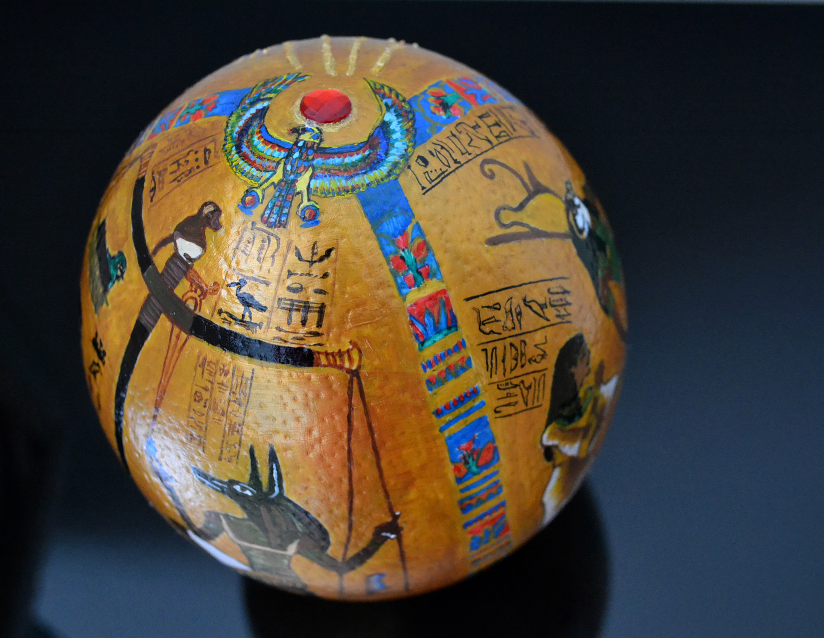 "Древен Египет", черупка от щраусово яйце, акрилни бои, структурираща паста, позлата, кристал, месингова стойка, художник Диляна Колева