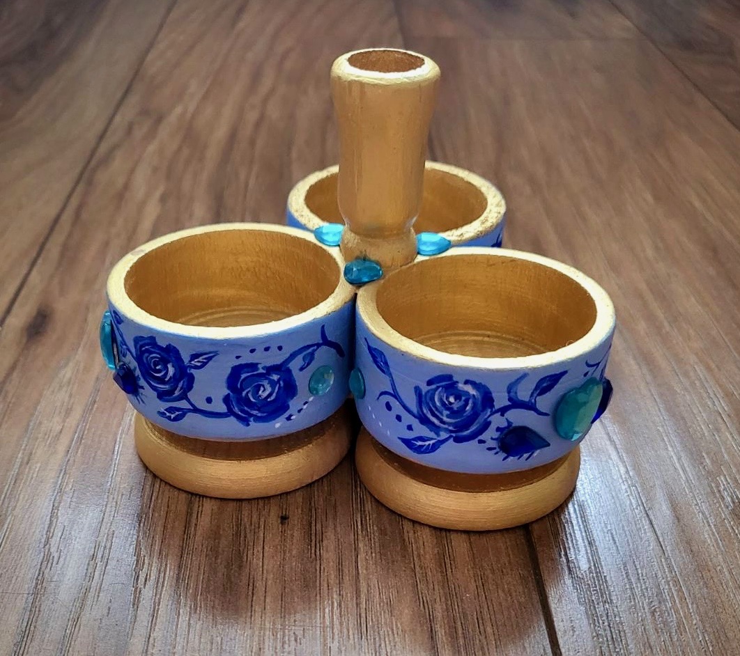 Дървена кутия за подправки, акрилни бои, позлата, кристали (сърца), художник Диляна Колева