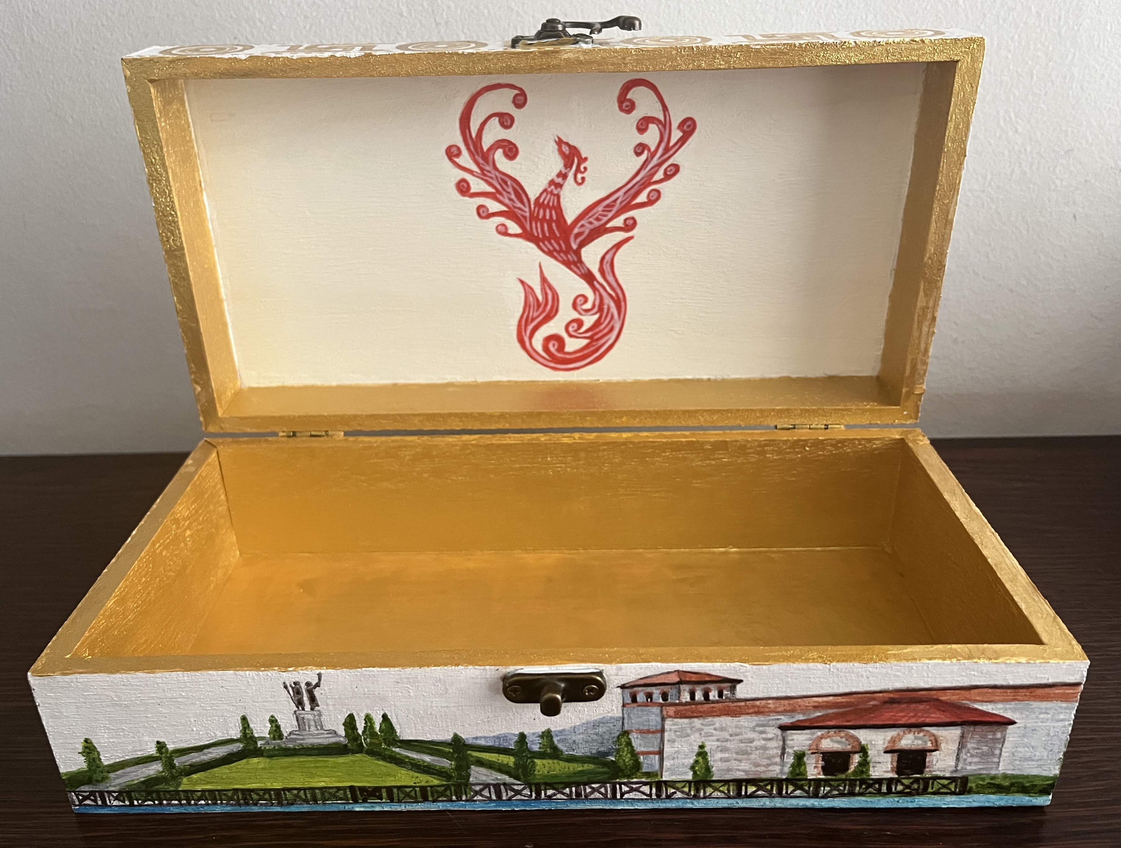 Ръчно рисувана кутия от дърво "Исторически парк" , акрилни бои, позлата, финиш лак, автор Диляна Колева