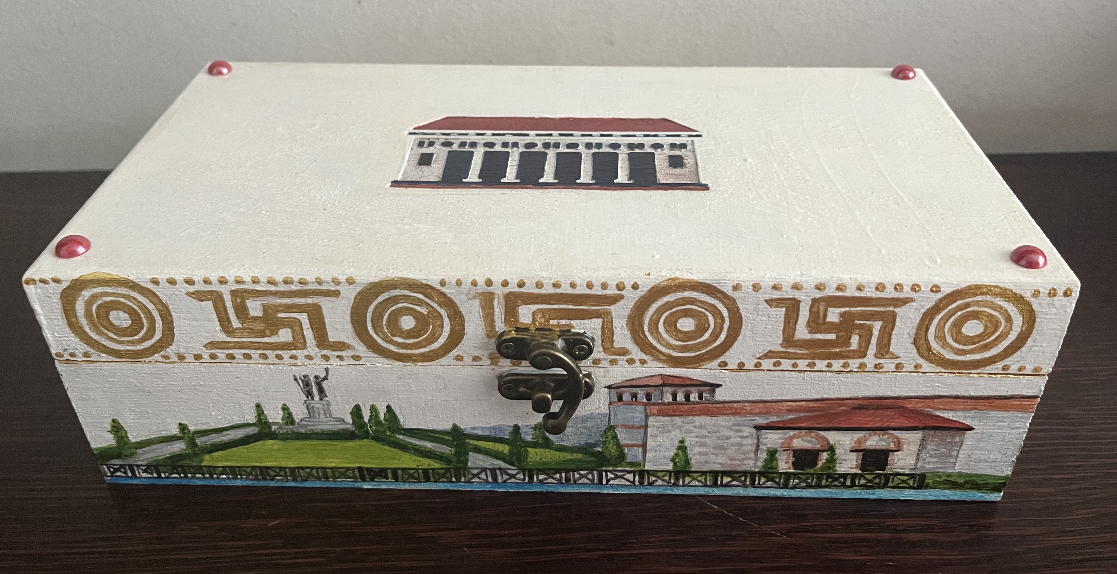 Ръчно рисувана кутия от дърво "Исторически парк" , акрилни бои, позлата, финиш лак, автор Диляна Колева